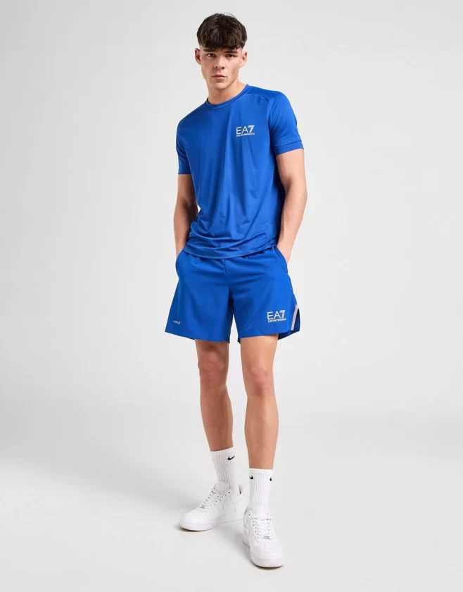 Mand i blå shorts fra EA7 Emporio Armani