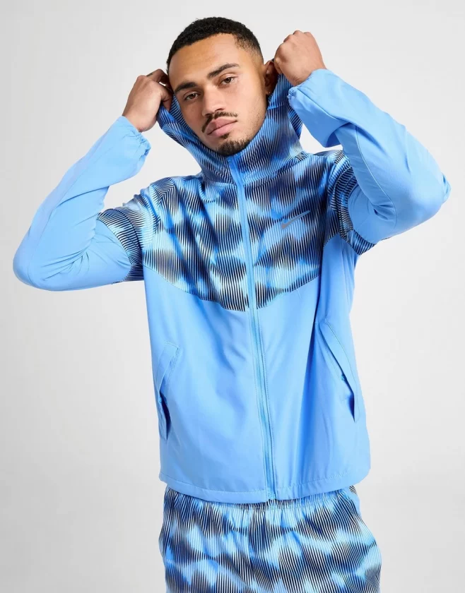 Mand i Nike Festival Jacket